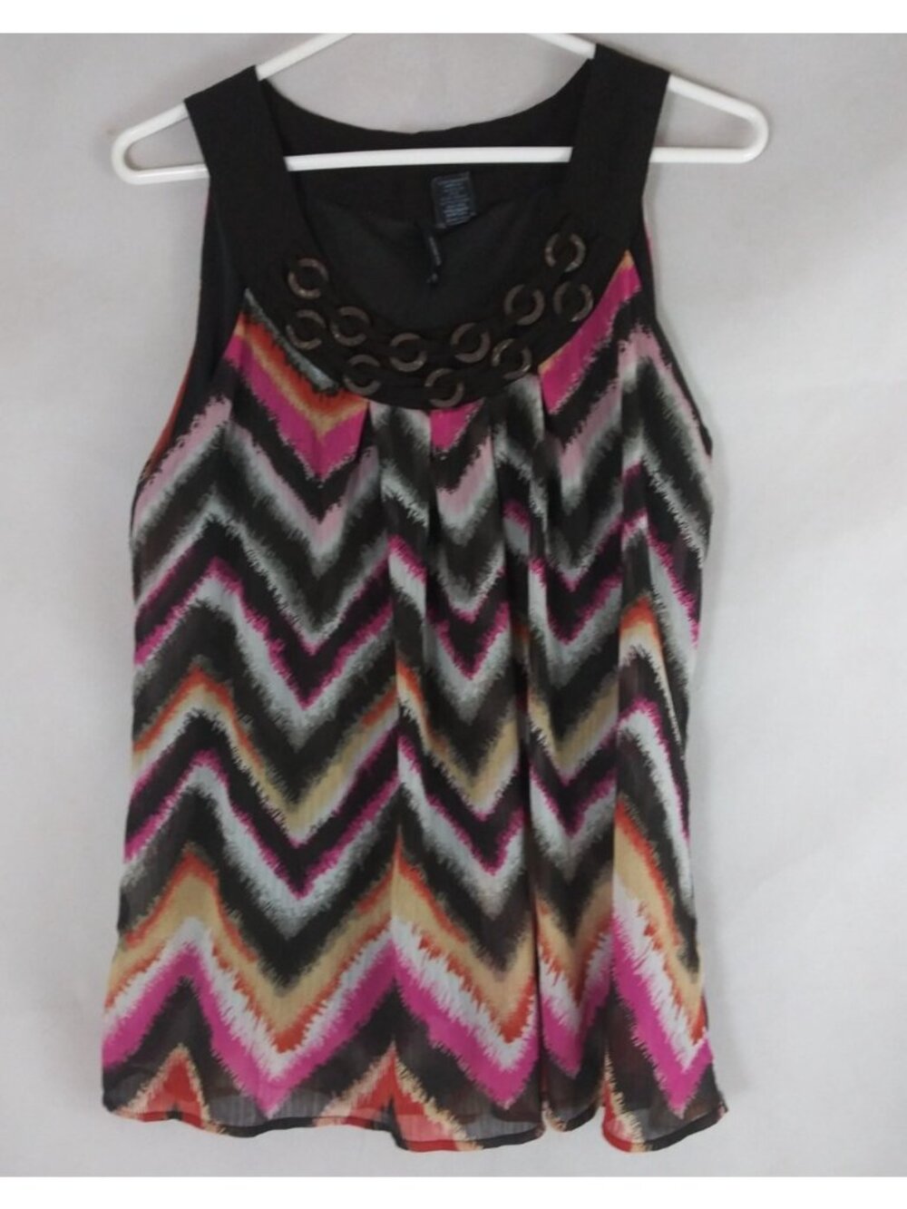 New Directions Sleeveless Chevron Blouse With Circle Accent Neckline Medium
